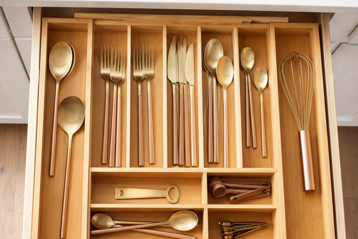 Kitchen drawer organized with bamboo dividers - Miraclli